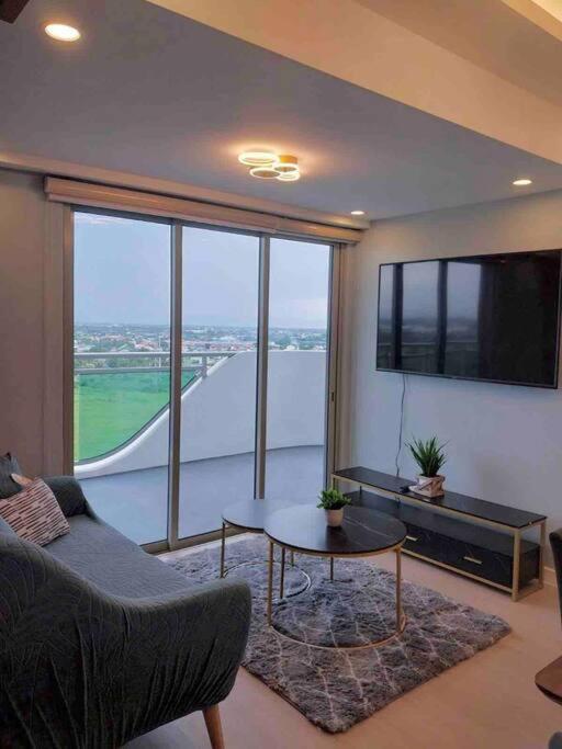 1Bedroom Unit At Azure North With Netflix Up To 6Pax San Fernando  Buitenkant foto